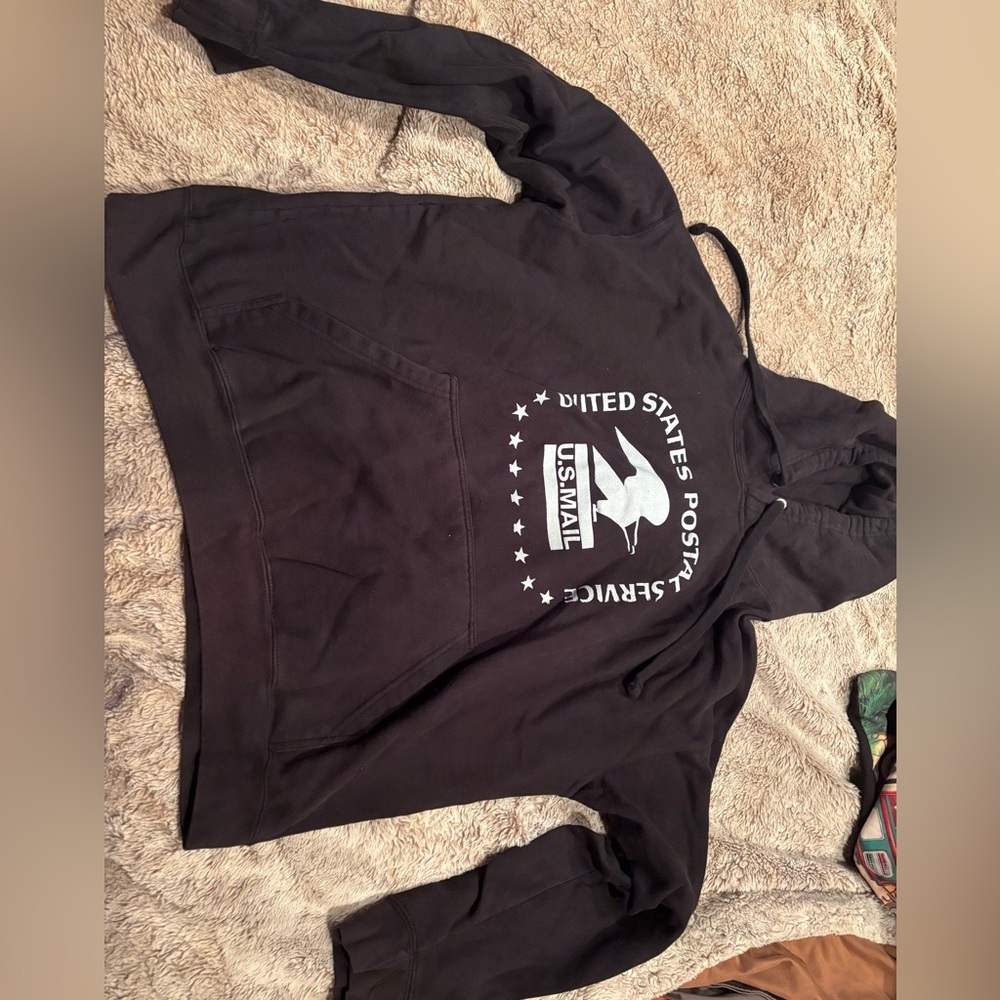USPS LOGO HOODIE 
GUC 
FITS TRUE TO SIZE    (100% Cotton)